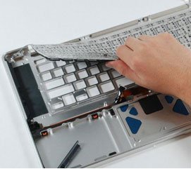 reparation af et tastatur på en computer