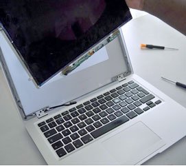 reparation af en skærm på en macbook